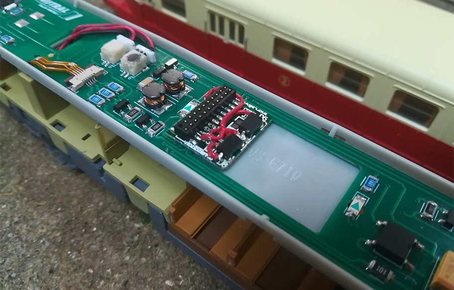 Vue sur la prise 21 MTC permettant de recevoir le décodeur ESU Locksound M4 V5.0 - 21 MTC