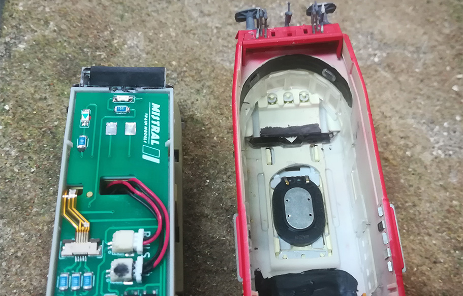 A nouveau, sur la gauche, la prise MTC 21 broches mais également, sur la droite, le haut-parleur qui n'est plus relié physiquement au PCB, ce qui facilite grandement le démontage de la caisse.